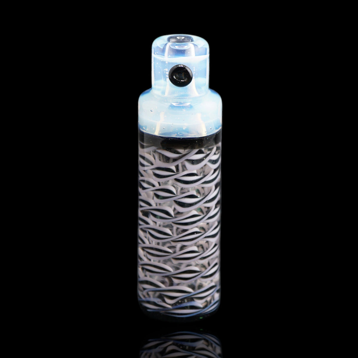 Aufrecht stehender Jcreature Glass Spray Can Polar Twist Glastip mit schwarz-weißem Muster und eisblauem Kopf mit schwarzem Glaspunkt