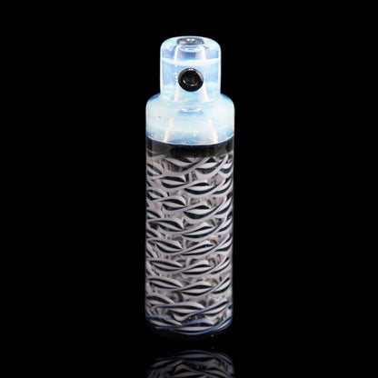 Aufrecht stehender Jcreature Glass Spray Can Polar Twist Glastip mit schwarz-weißem Muster und eisblauem Kopf mit schwarzem Glaspunkt