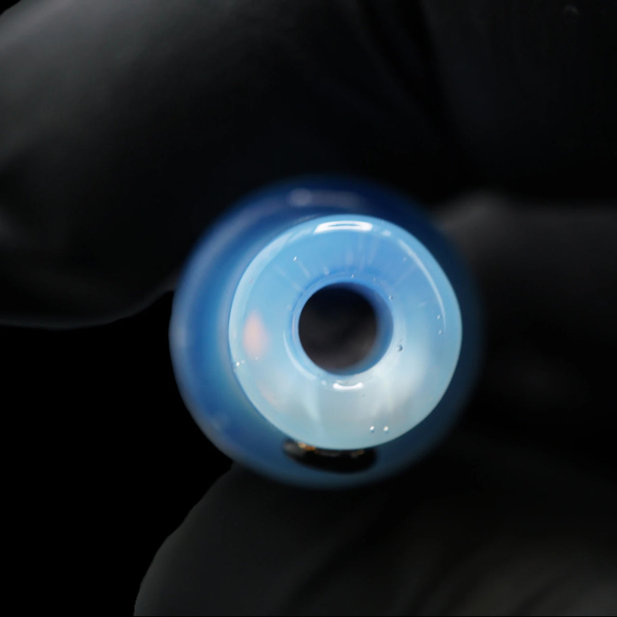 Nahaufnahme des eisblauen Mundstücks am Jcreature Glass Spray Can Polar Twist Glastip mit runder Öffnung