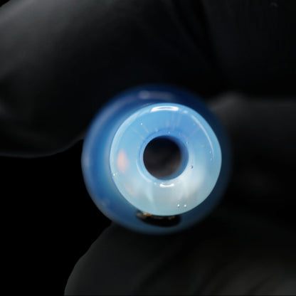 Nahaufnahme des eisblauen Mundstücks am Jcreature Glass Spray Can Polar Twist Glastip mit runder Öffnung