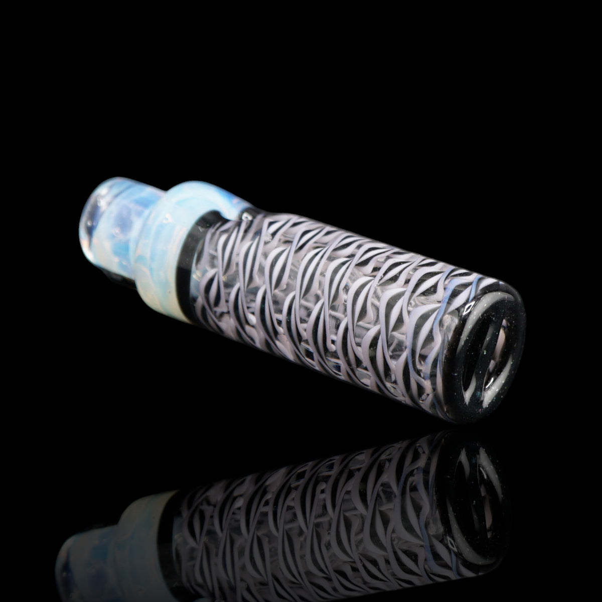 Liegender Spray Can Polar Twist Collector Glastip mit gedrehten schwarz-weißen Farbbändern, eisblauer Schulter und dunklem Abschluss