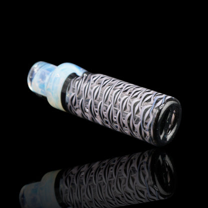 Liegender Spray Can Polar Twist Collector Glastip mit gedrehten schwarz-weißen Farbbändern, eisblauer Schulter und dunklem Abschluss