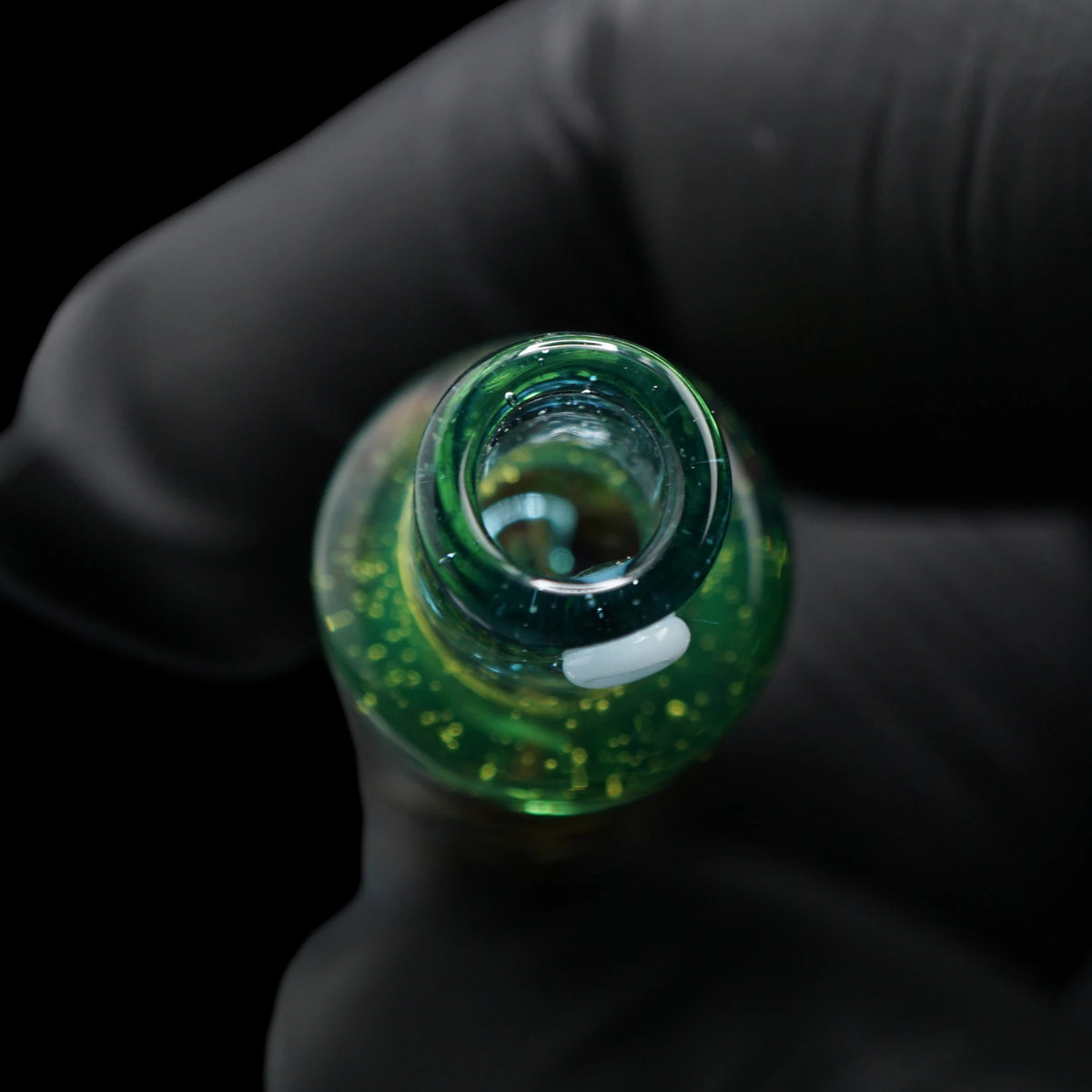 Nahaufnahme des bläulich transparenten Mundstücks am Spray Can Roots Twist Glastip mit runder Öffnung und weißem Glaspunkt