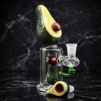 Handgefertigtes Luxus Dab Rig aus Glas mit Avocado-Design vor dunklem Hintergrund