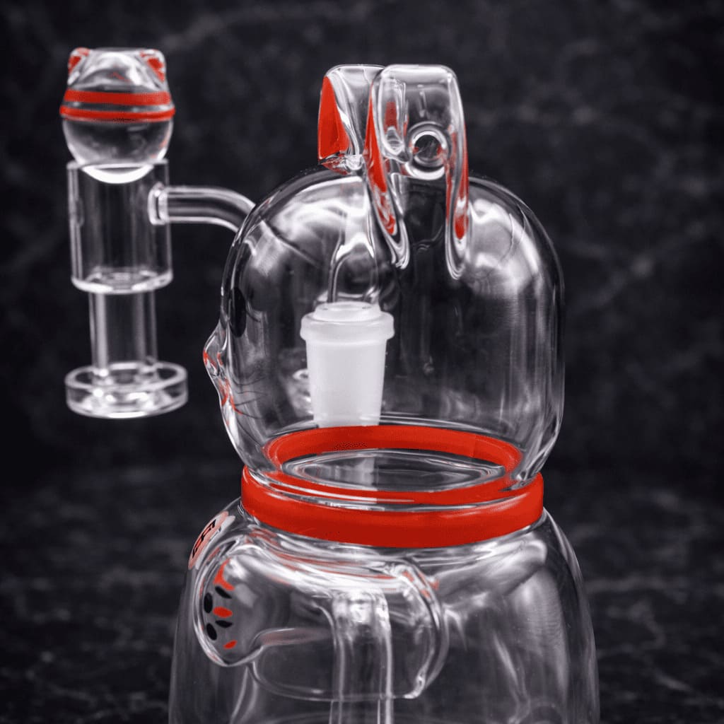 Detailaufnahme eines Maneki-Neko Dab Rigs aus Glas mit Banger und rotem Glasdesign