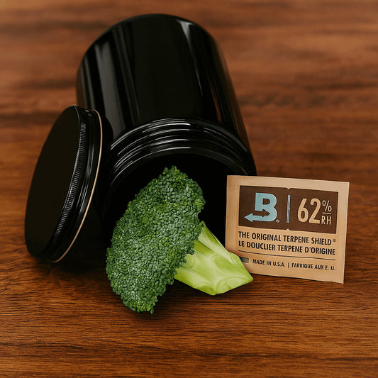 Offenes Miron UV-Glas mit Metalldeckel, Boveda-Pack und Brokkoli – geeignet zur Lagerung von Lebensmitteln, Kräutern oder Cannabis