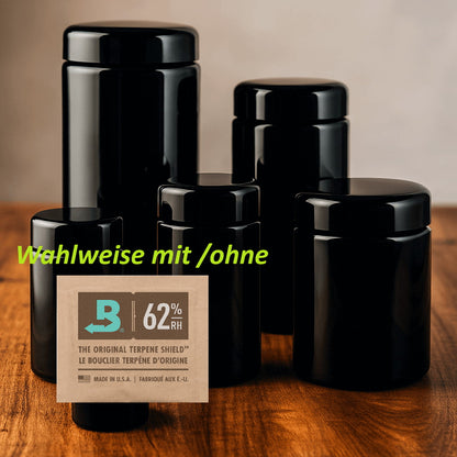 Schwarze UV-Vorratsgläser in verschiedenen Größen mit Boveda 62 %-Pack auf Holztisch, optional mit oder ohne Feuchtigkeitsregler