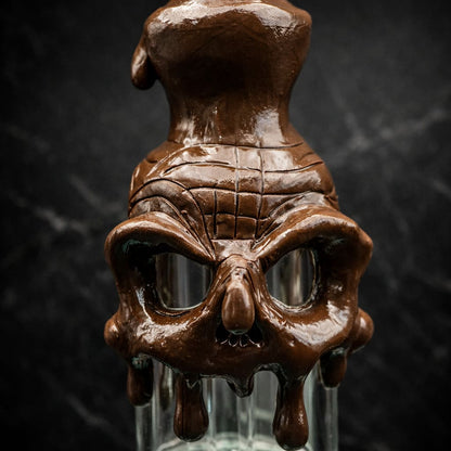 Detailansicht eines schmelzenden Schädelmotivs an einem Glas Dab Rig im Studio