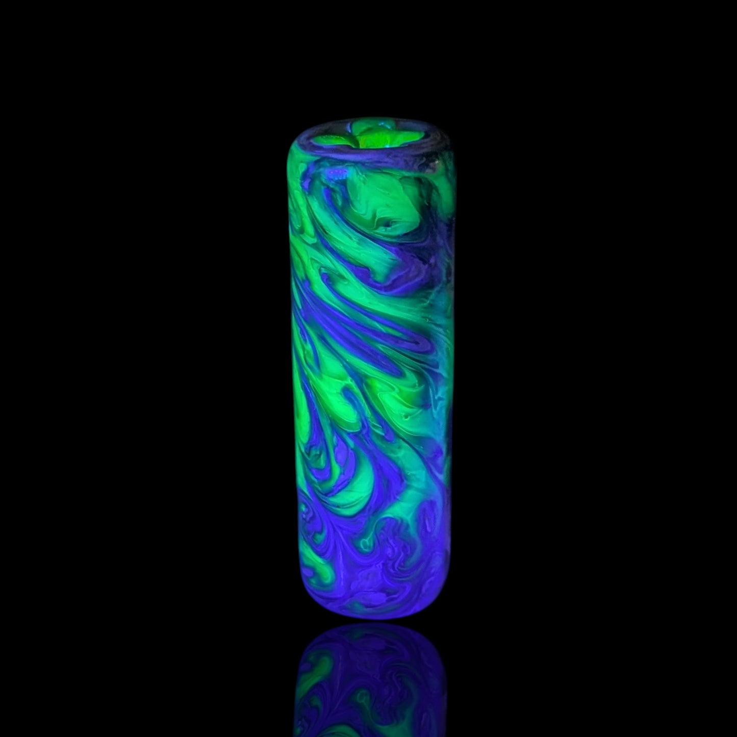 Spectral Tide Glastip mit neongrüner und violetter Reaktion unter UV-Licht