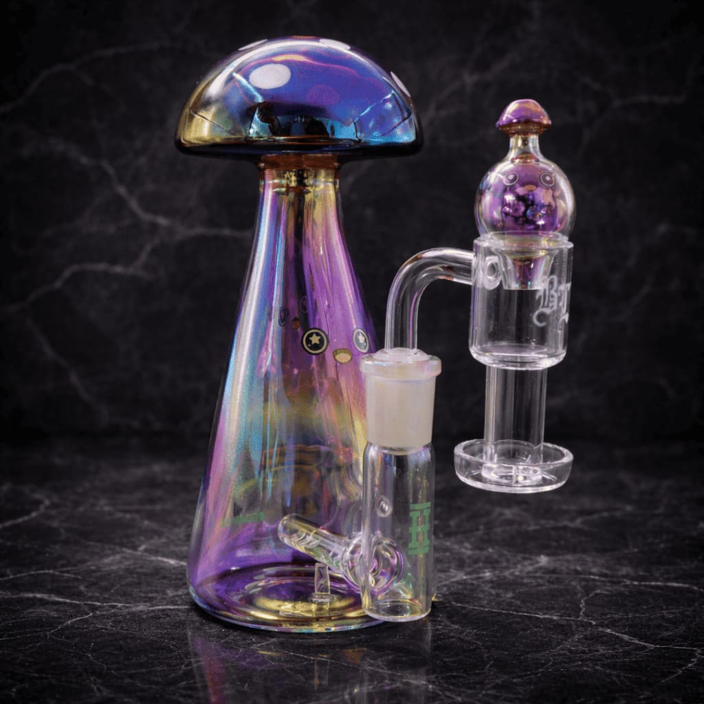 Trippy Shroom Dab Rig aus Glas mit iridescent Finish und Pilzdesign, Frontansicht